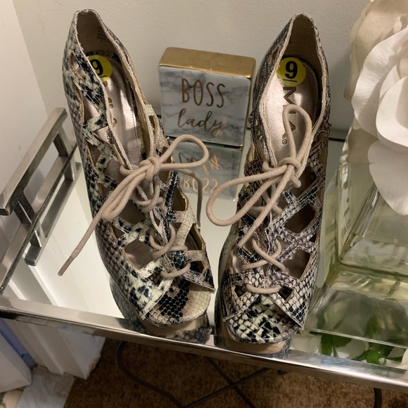 Snakeskin print leather upper high heels with platform size 9 - Picture 3 of 4